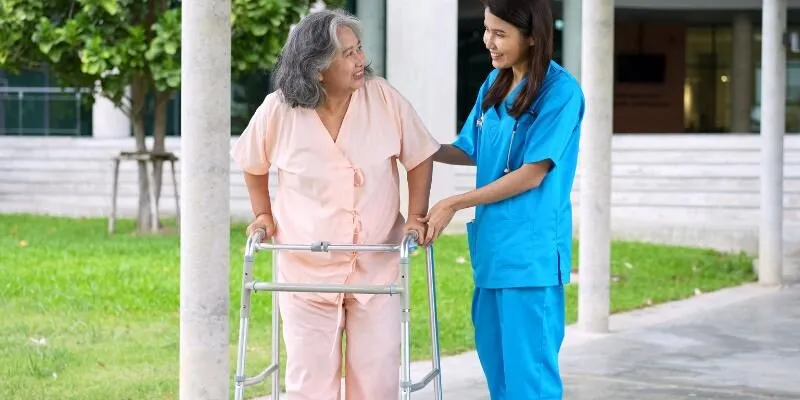 cham-soc-benh-nhan-liet-nua-nguoi